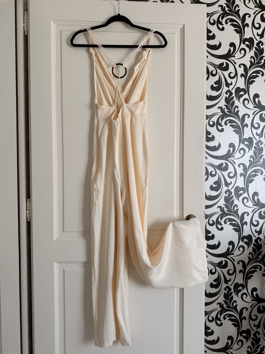 Zara Tute: Zara Cream Jumpsuit – Usato da Corsier-sur-Vevey venduto da Kristina.Nova 4
