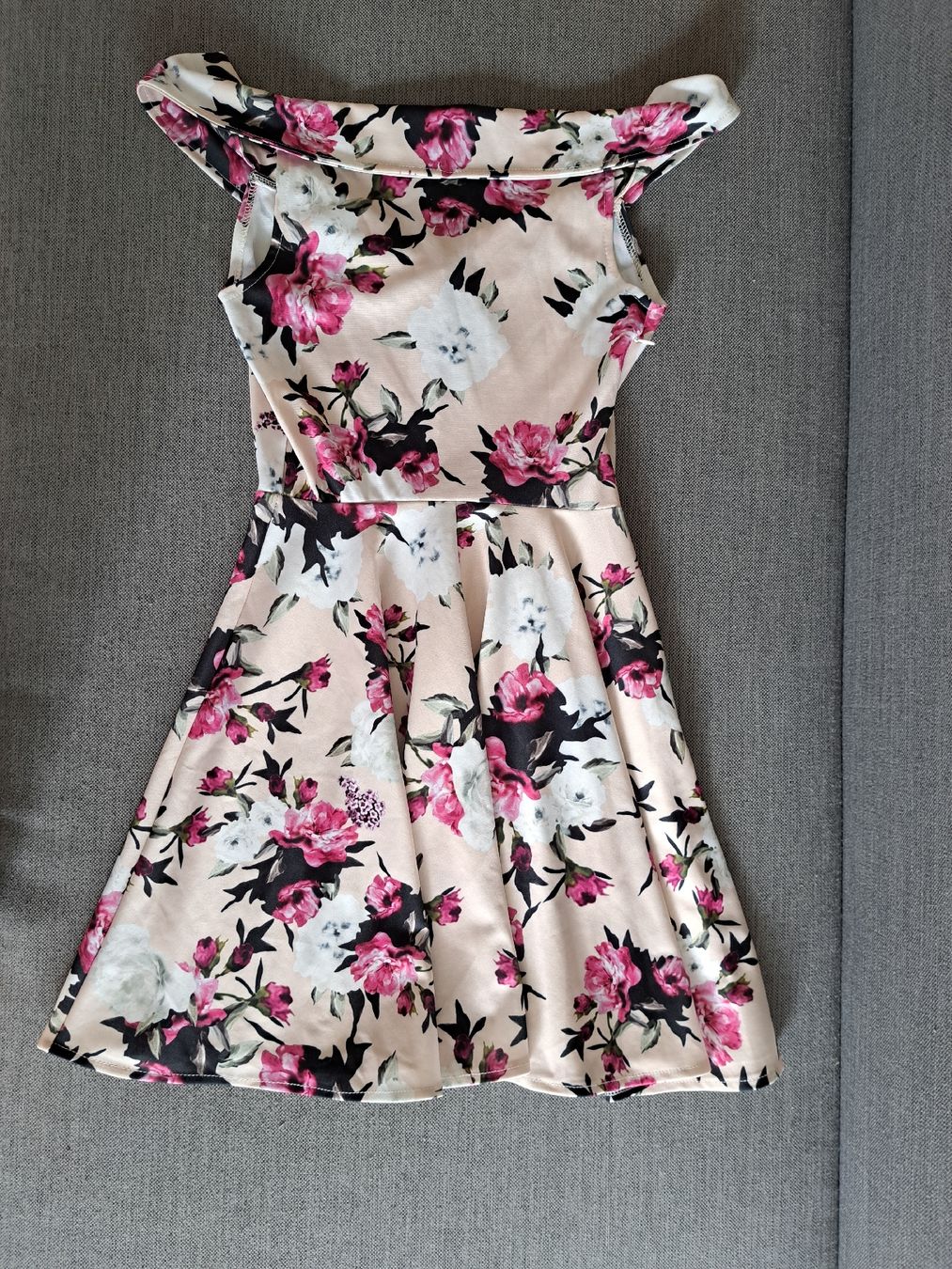 Vestiti: Kleid Blumenmuster Grösse S neuwertig – Nuovo (secondo la descrizione) da Jona venduto da cel_s8jx 1
