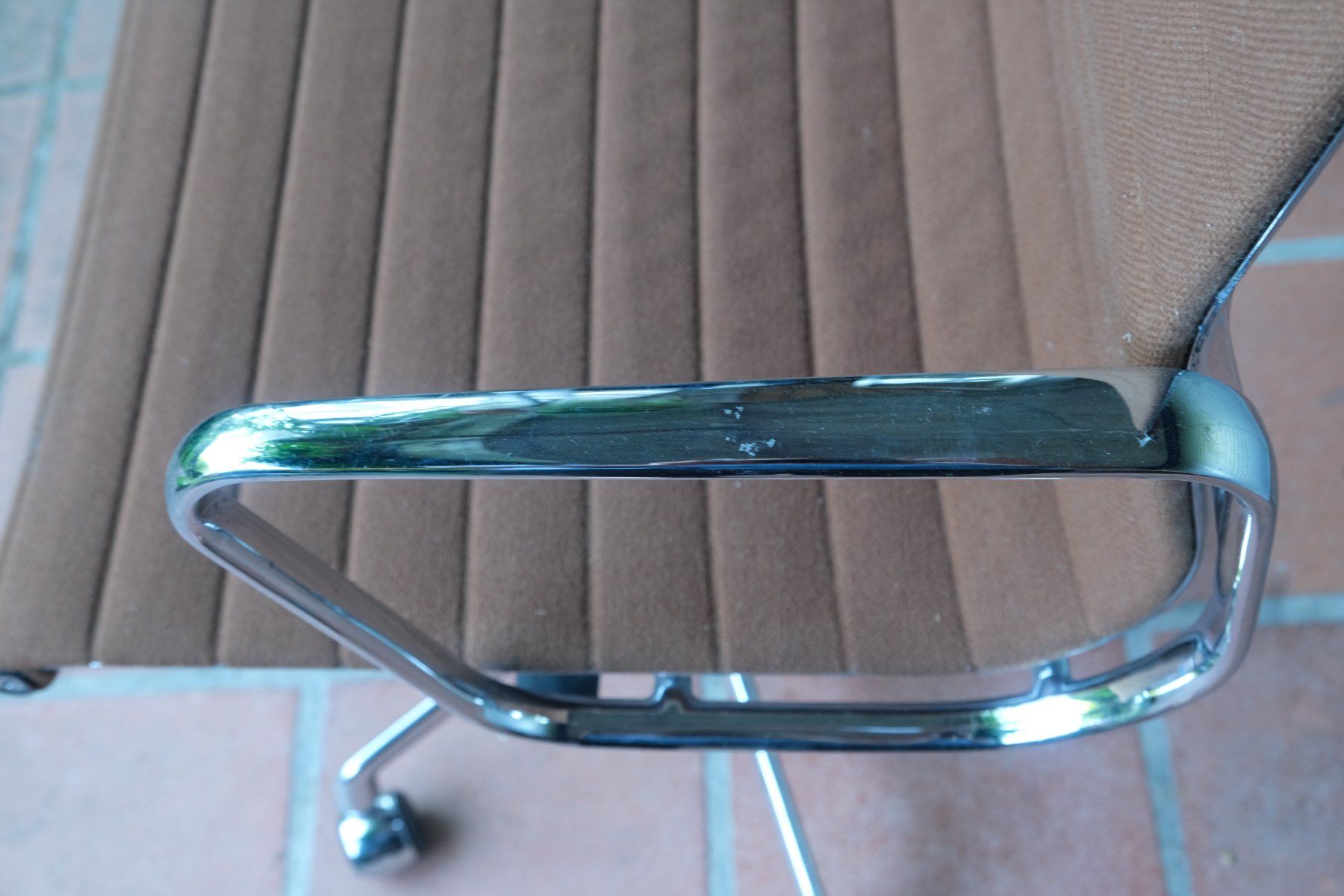 Vitra Poltrone: Vitra Eames Aluminium Office Chair EA 117 – Usato da Bern venduto da secondchoice 5