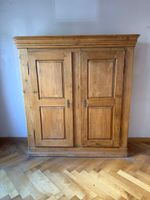 Antiker Bauernschrank aus Holz zweitürig gebrauchter Zustand