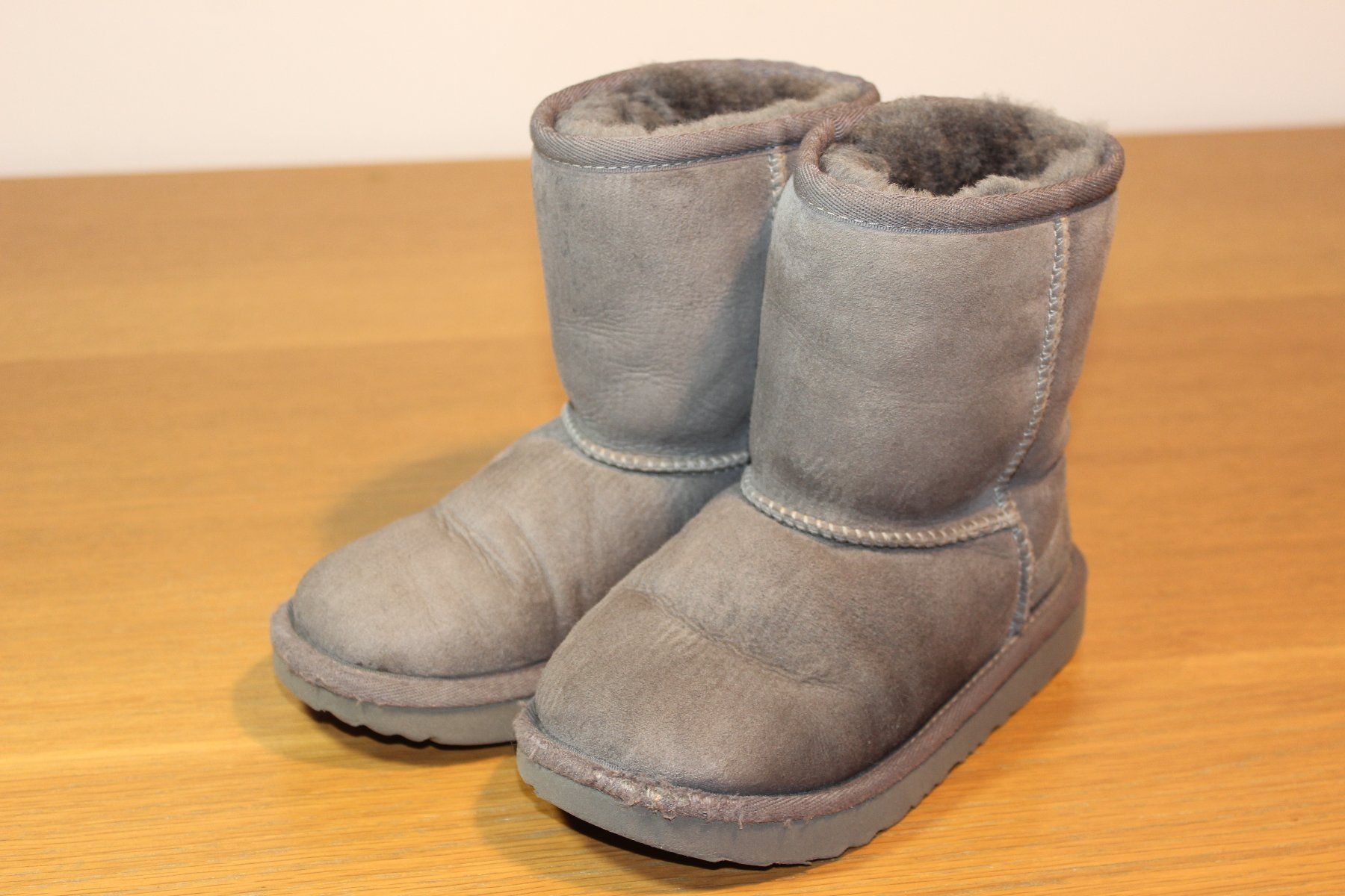 Ugg Scarpe per ragazzi: Ugg Kinderstiefel, Gr.30 – Usato da Basel venduto da Mila_Graf 1