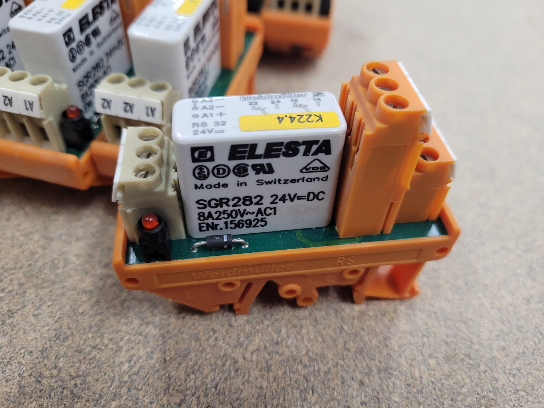 Componenti elettronici: 8 Stück Weidmüller Relais 24VDC / SRG282 24VDC – Usato da Vitznau venduto da Vitznau84 6
