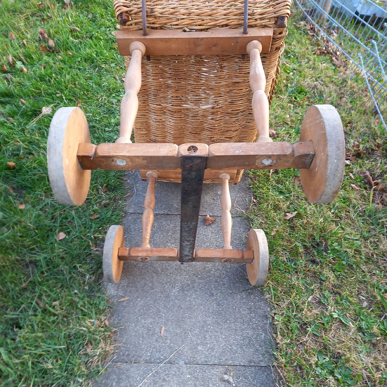 Culle: Antiker Stubenwagen mit Holzräder – Usato da Galgenen venduto da Allerlei8854 8