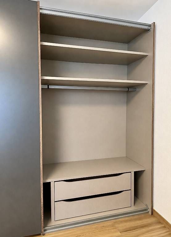 Armadi: Kleiderschrank mit Schiebetüren – Usato da Stansstad venduto da M.Ineichen 1