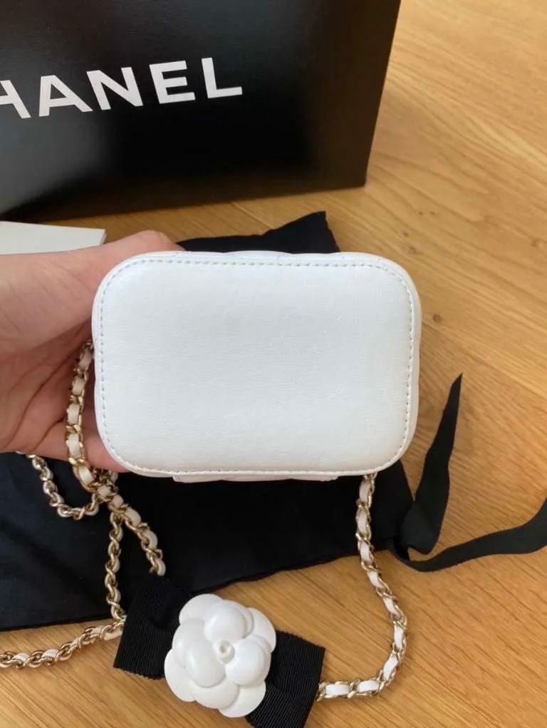 Chanel Borse da donna: Chanel Vanity Case, mit Chanel Blume, weiss – Nuovo (secondo la descrizione) da Triesen venduto da atos87 3