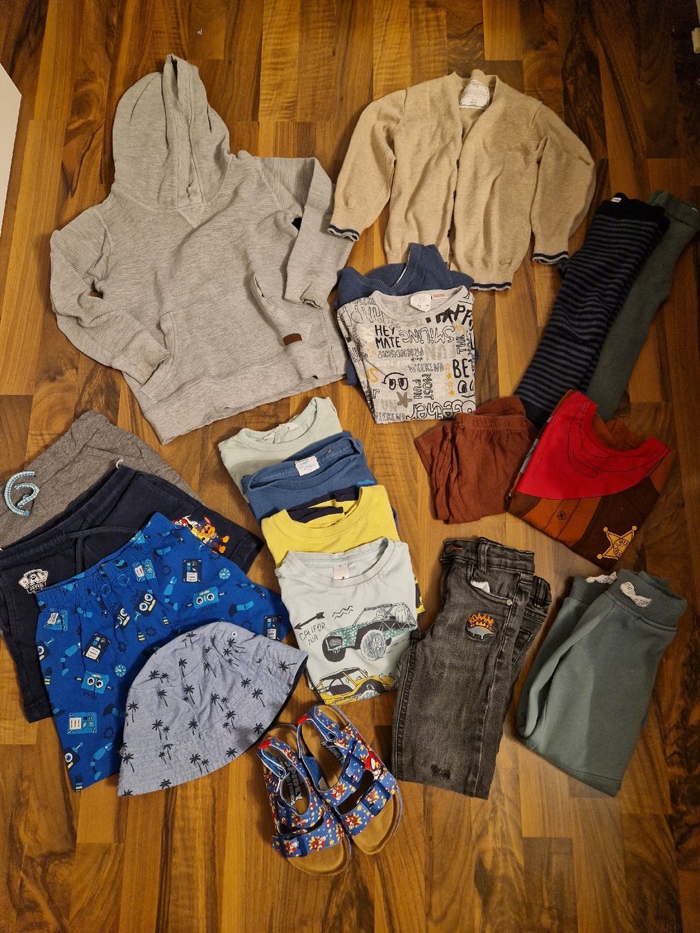 Lotti & Set di vestiti: kleiderpaket junge Gr. 98/104 – Usato da Bäretswil venduto da alc_5c6l