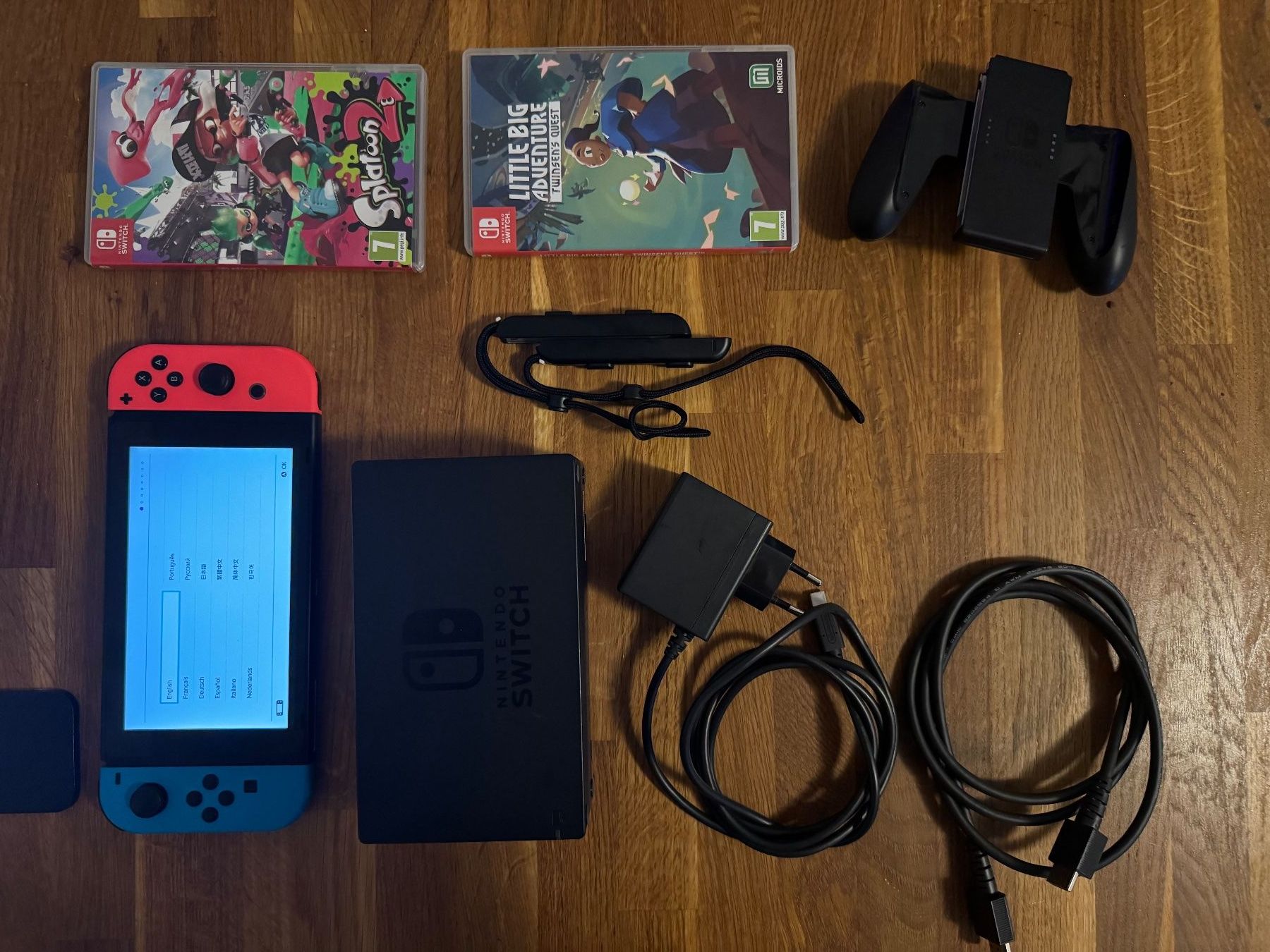 Nintendo Konsolen: Nintendo Switch Pack + SD card 128 Go + 2 Games – Gebraucht aus Zürich von pie_jx8x
