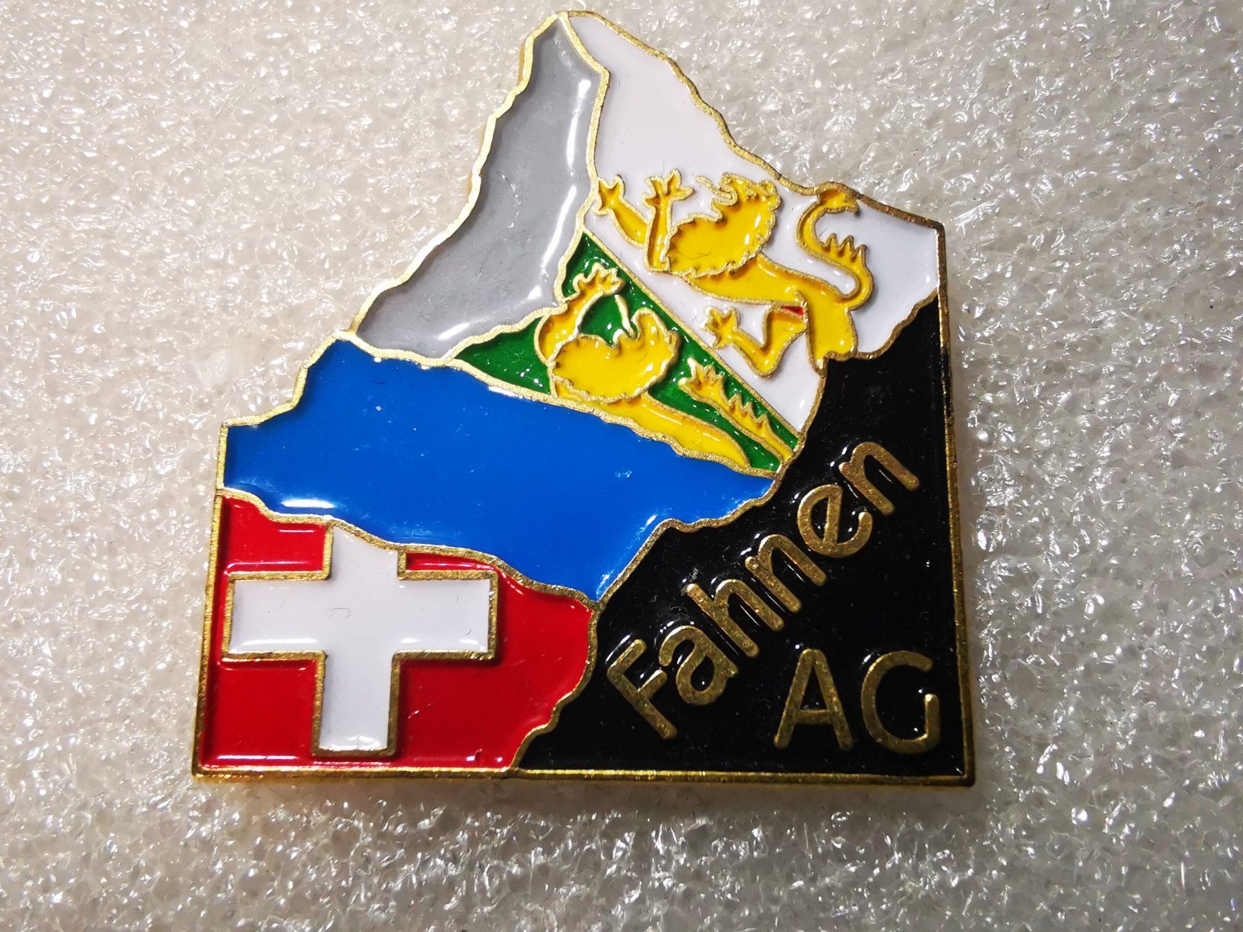 Plaketten & Abzeichen: Ansteckpin 13: Fahnen AG – Gebraucht aus Oppligen von Pin-Fall-Shop