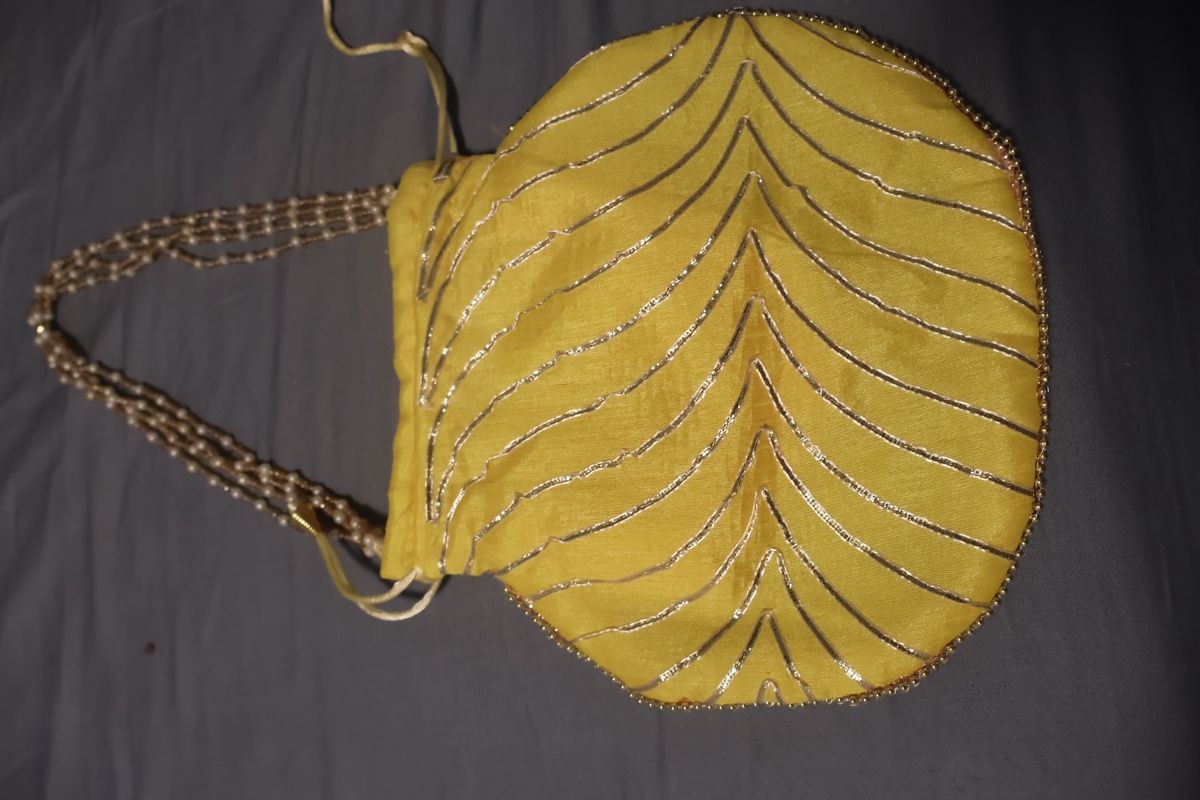 Taschen für Damen: Beuteltasche gelb mit Perlenkette – Neu (gemäss Beschreibung) aus Bösingen von ash_jnn8