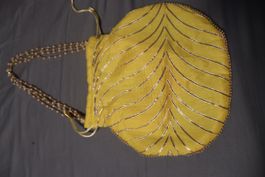 Beuteltasche gelb mit Perlenkette