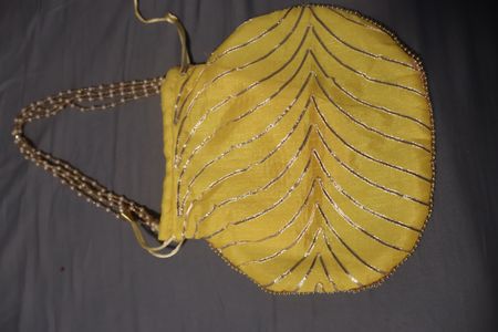 Beuteltasche gelb mit Perlenkette