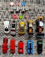 10 diverse Autölis mit 6 Verkehrsschilder 