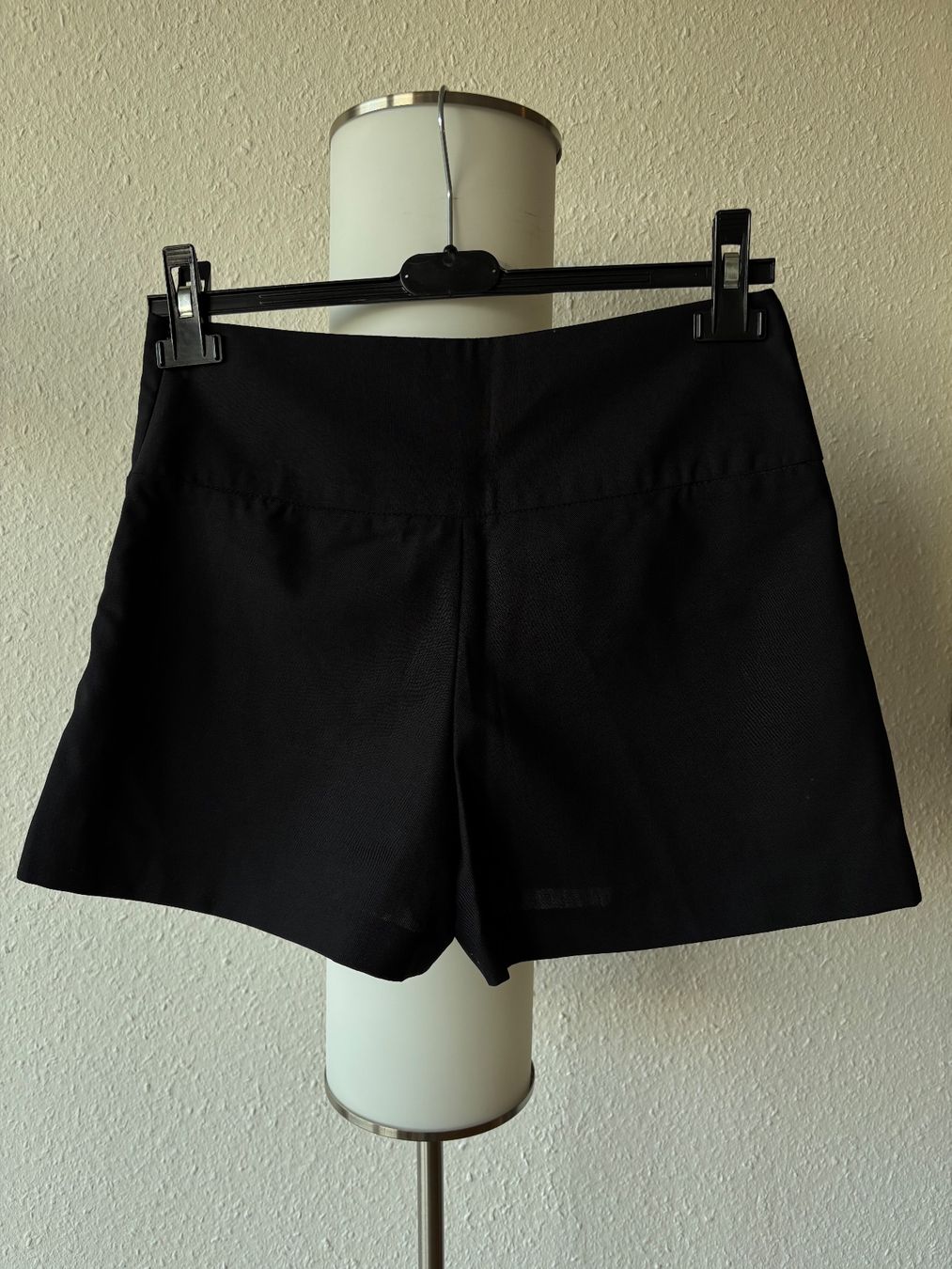 Kookai Pantaloni: Beau short noir Kookai, déco boutons, taille 36 – Nuovo (secondo la descrizione) da Onex venduto da ali_8gbq 4