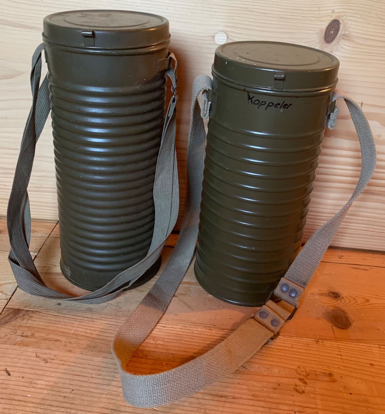 Armée suisse Sacs: 2 unterschiedliche Gasmasken-Büchsen – D'occasion à Goldingen par Bergler012 1