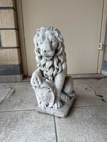 Gartenfigur Löwe mit Wappen aus Steinguss