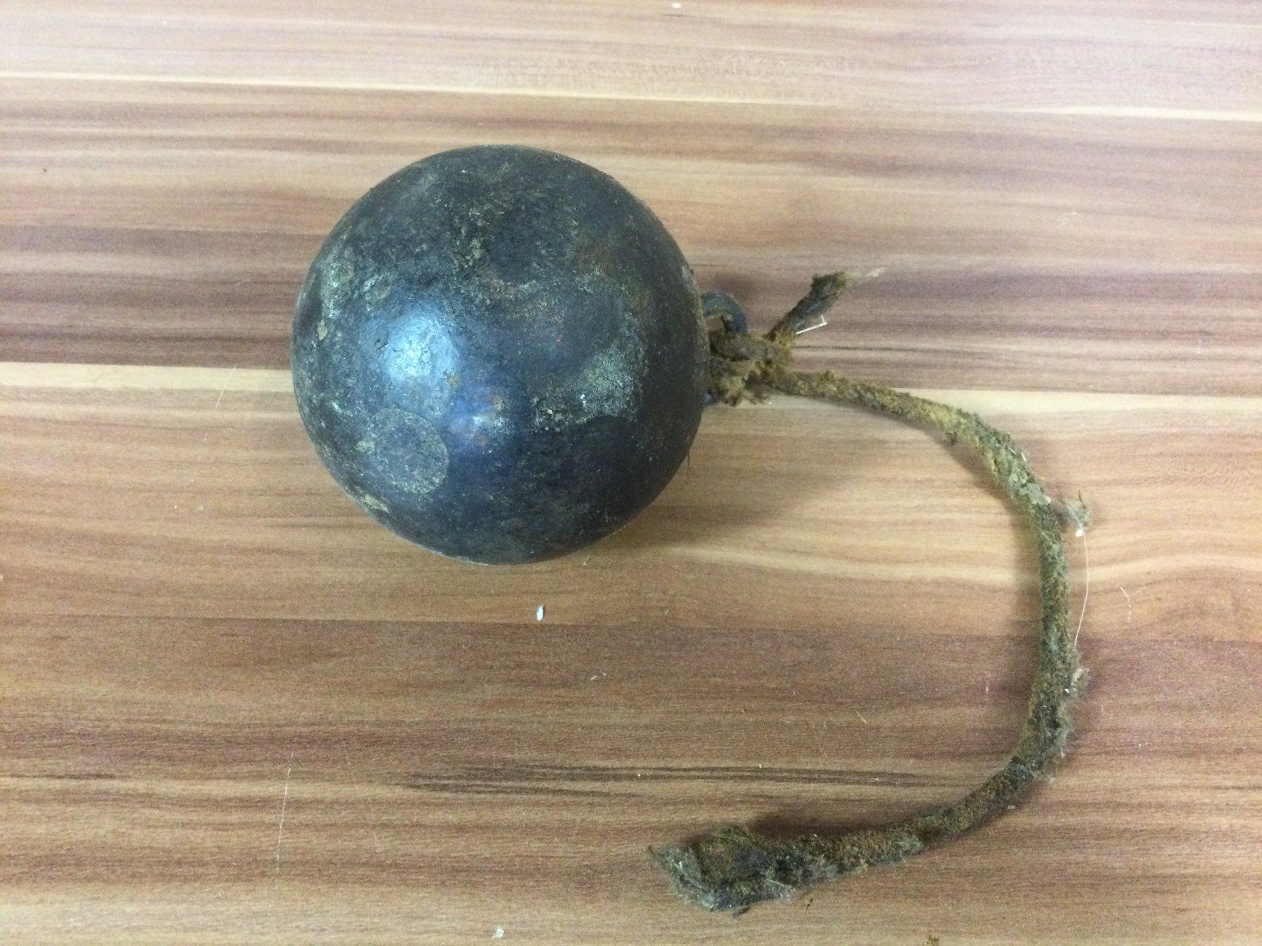 Attrezzi da lavoro: Alte Eisenkugel mit Schnur und Öse – Usato da Wangen SZ venduto da kuriosum12 1