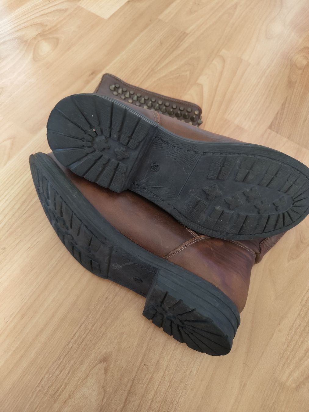 Damenschuhe: Stivaletto in pelle con borchie  – Gebraucht aus Biasca von val_camo93 2