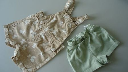 Latzhose und Shorts Kinder Grösse 68/74Hasenprint beige/grün
