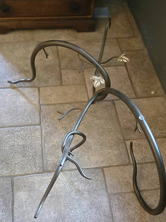 Tische: Table basse unique en verre et métal – Gebraucht aus Genève von kat_m7lj