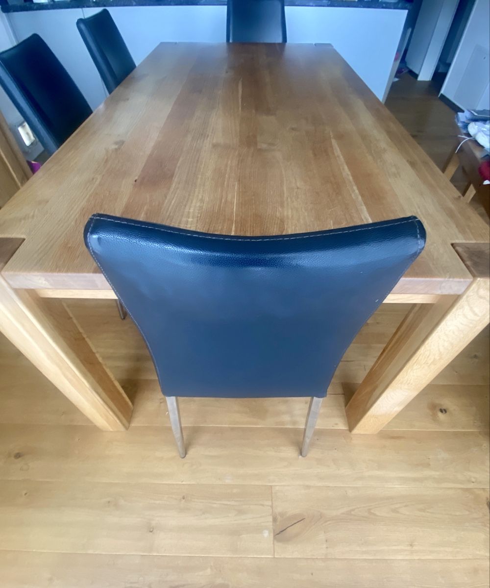 Set de table et chaises: Wunderschöner massiver Holztisch mit 6 Stühlen – D'occasion à Wattenwil par Bucht_BE