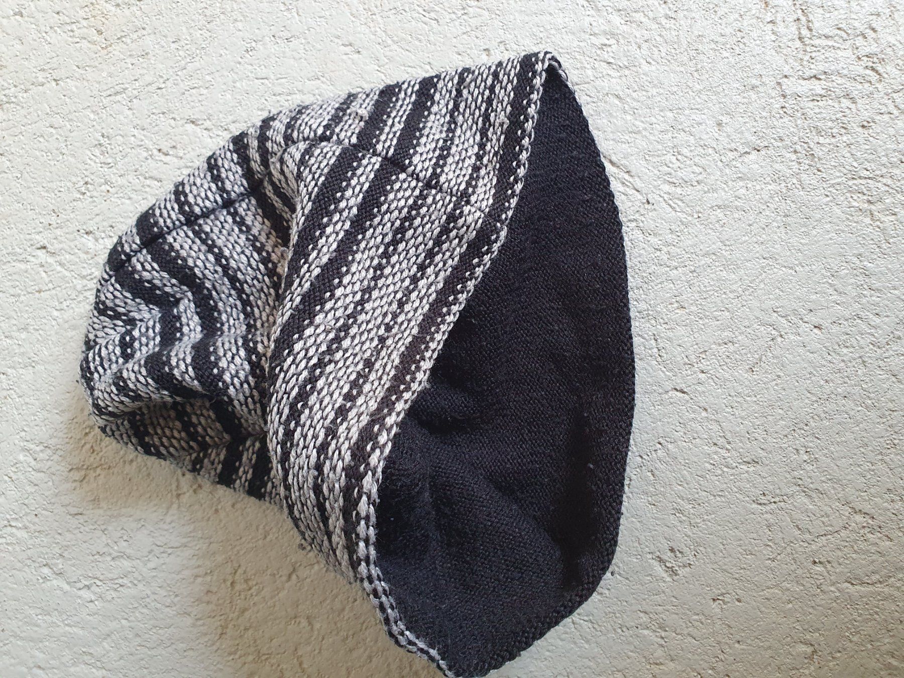 Hüte, Mützen & Caps: Strickmütze gestreift schwarz grau – Gebraucht aus Winterthur von Natascha_1994 1