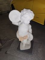 Statua cherubino con piatti decorazione giardino pietra
