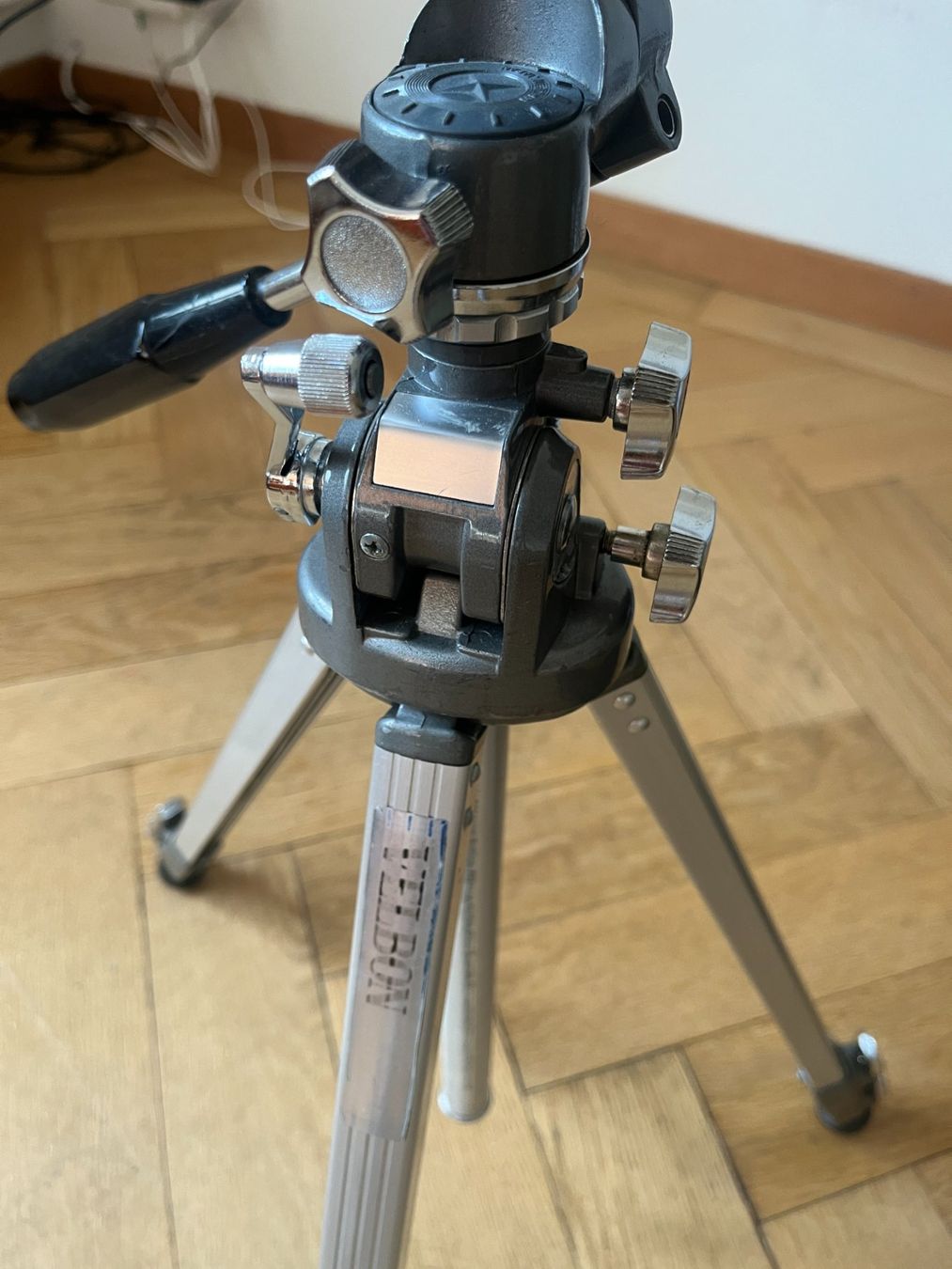 Velbon Treppiedi & Teste: Velbon Stativ mit Tasche – Usato da Zürich venduto da nashorn3 2