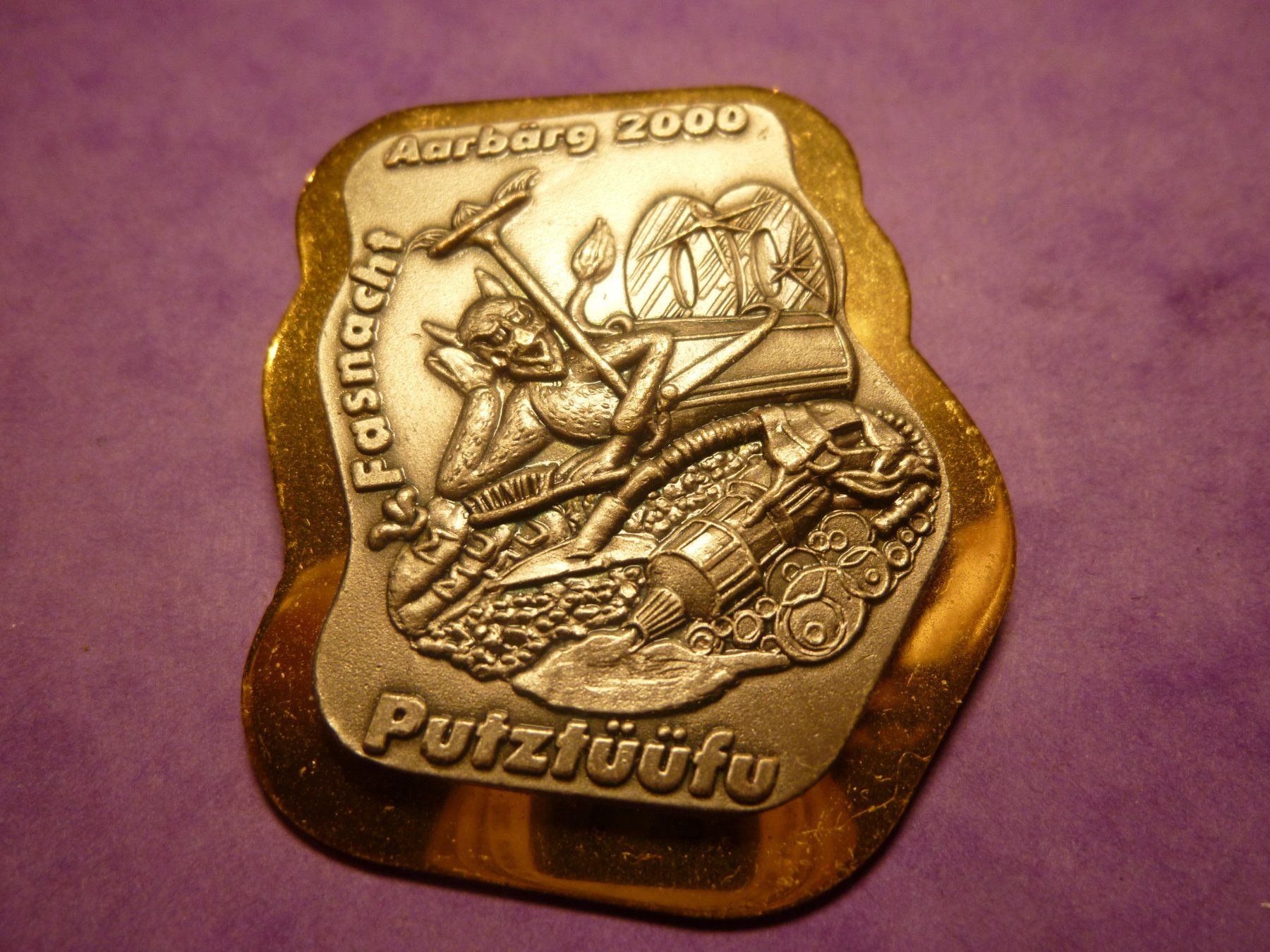 Plaketten & Abzeichen: AARBÄRG 2000 GOLD – Gebraucht aus Ried (Muotathal) von Mandarin02