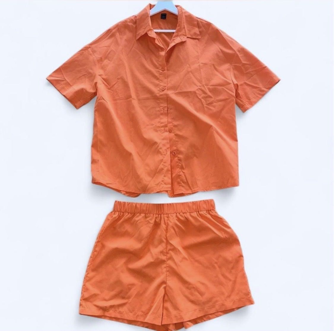 Lots de vêtements: Oranger Zweiteiler – D'occasion à Zürich par Ivadodo