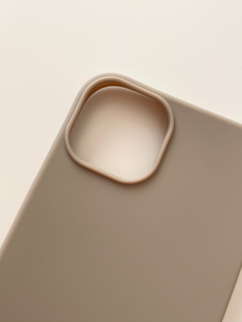 Coques & Protection écran: Schlichte Iphone 13 Hülle aus Gummi – Neuf (Voir description) à Zofingen par silbosja 1