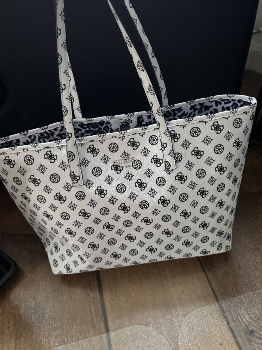 Guess Borse: Guess Handtasche weiss/schwarz Logo Muster – Usato da Dornach venduto da MonaFundgrube