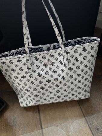 Guess Handtasche weiss/schwarz Logo Muster
