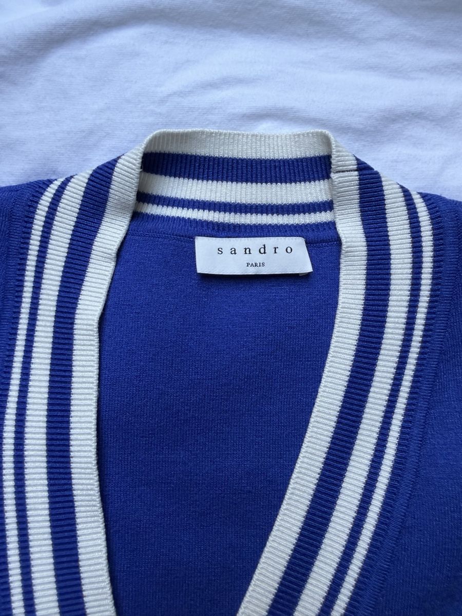 Sandro Maglioni & Felpe: Sandro Strickpullover blau mit Aufnäher – Usato da Muttenz venduto da c.car 2