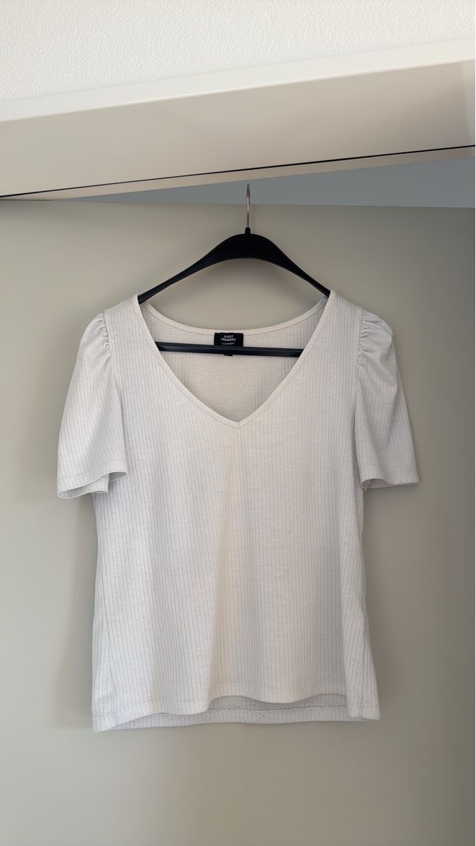 Manor T-shirts: Weiss feingeripptes Kurzarmshirt mit Puffärmchen, Grösse L – D'occasion à Zürich par Hugsy30