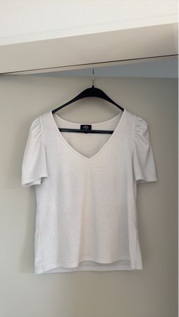 Weiss feingeripptes Kurzarmshirt mit Puffärmchen, Grösse L
