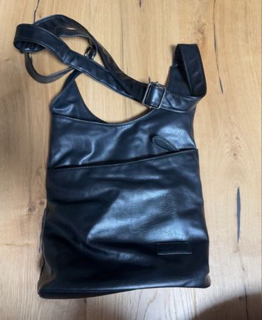 Schwarze Umhängetasche / Schultertasche in Lederoptik