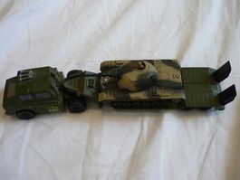 Spielzeugauto - Army Tank Transporter mit Panzer - Matchbox
