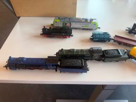 Modellbahn mit vers. 4x Lokomotiven und Wagen