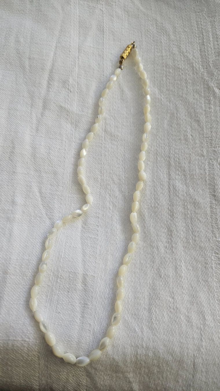 Catenine: Lunga collana di perline ovali bianche – Usato da Melano venduto da H-Sara