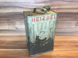 Alter Blechkanister mit der Aufschrift Heizöl