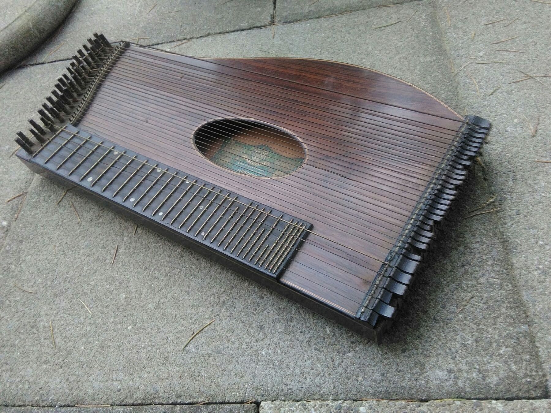 Instruments de musique: Grossi's Antike Zither von J. HASLWANTER – Défectueux à Neuenhof par elRey123 1