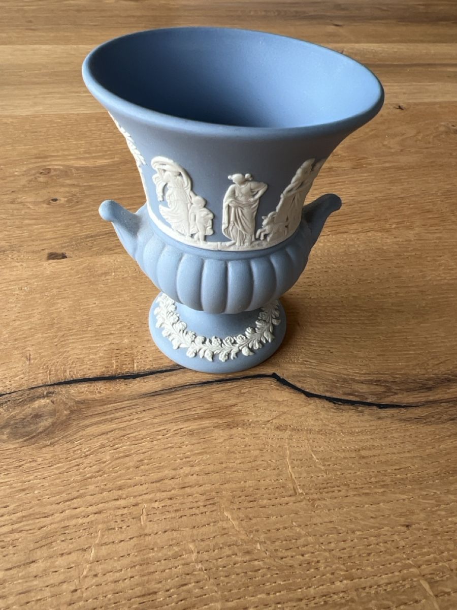 Wedgwood Piatti: Wedgwood Jasperware ziervase mit Unterteller – Usato da Thun venduto da mre_tsg5 4