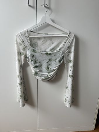 Damen Langarmshirt weiss grün mit Rosenmuster gerafft