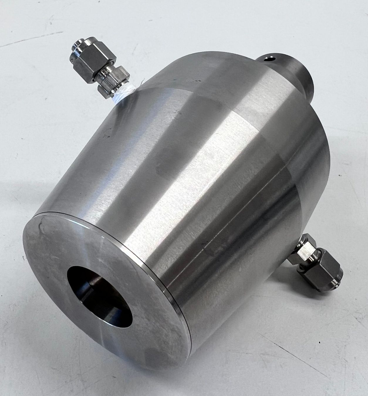 Laborzubehör: Branson 1" High-Intensity Cup Horn mit Flow-thru Ports – Gebraucht aus Niederdorf von LeptonAG_Labor