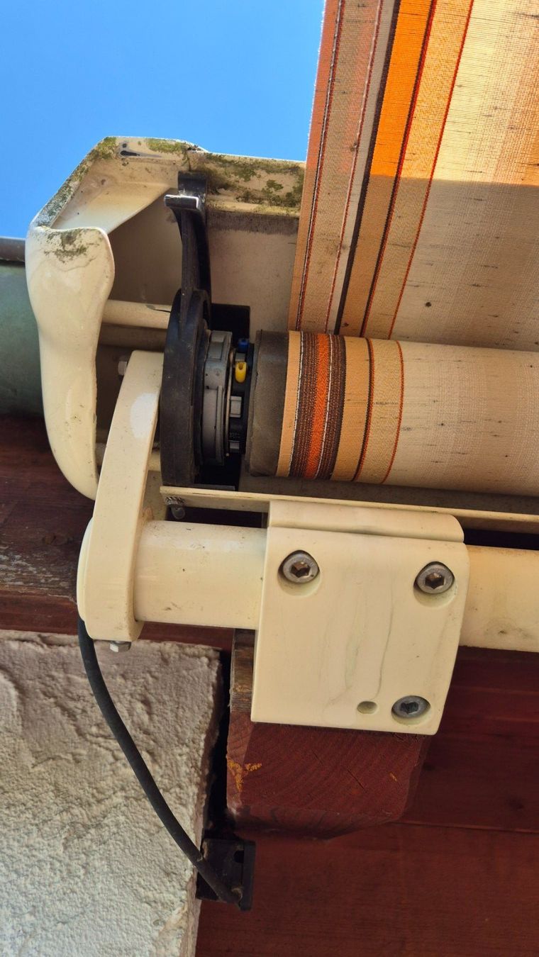 Tende da sole: Halbkassetten-Sonnen-Storen/Markise elektrisch – Usato da Neftenbach venduto da Nefti 2