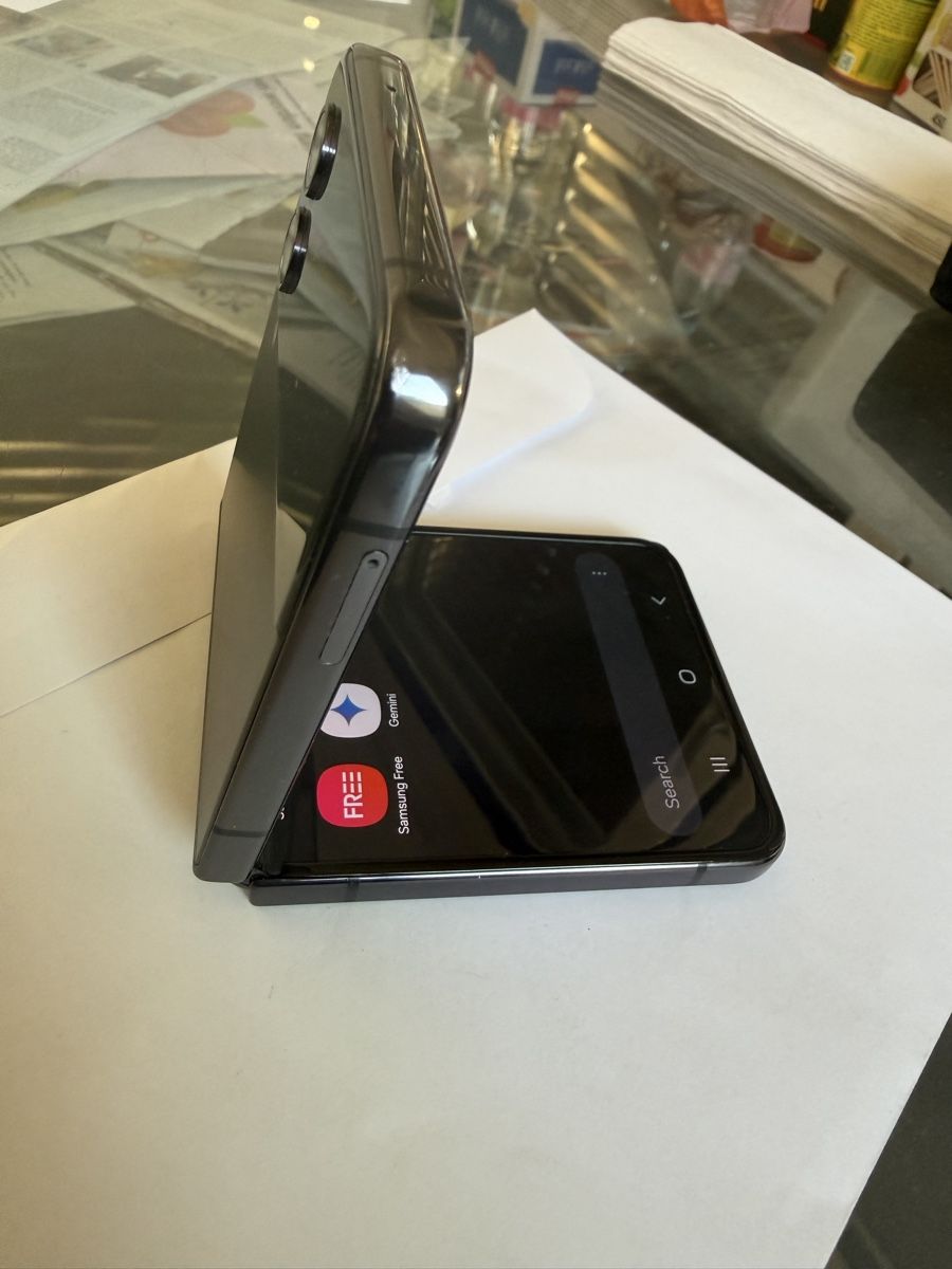 Samsung Telefoni cellulari / Smartphones: Galaxy Z Flip 4 - 256GB – Usato da Höri venduto da Binary_tech_ch 3