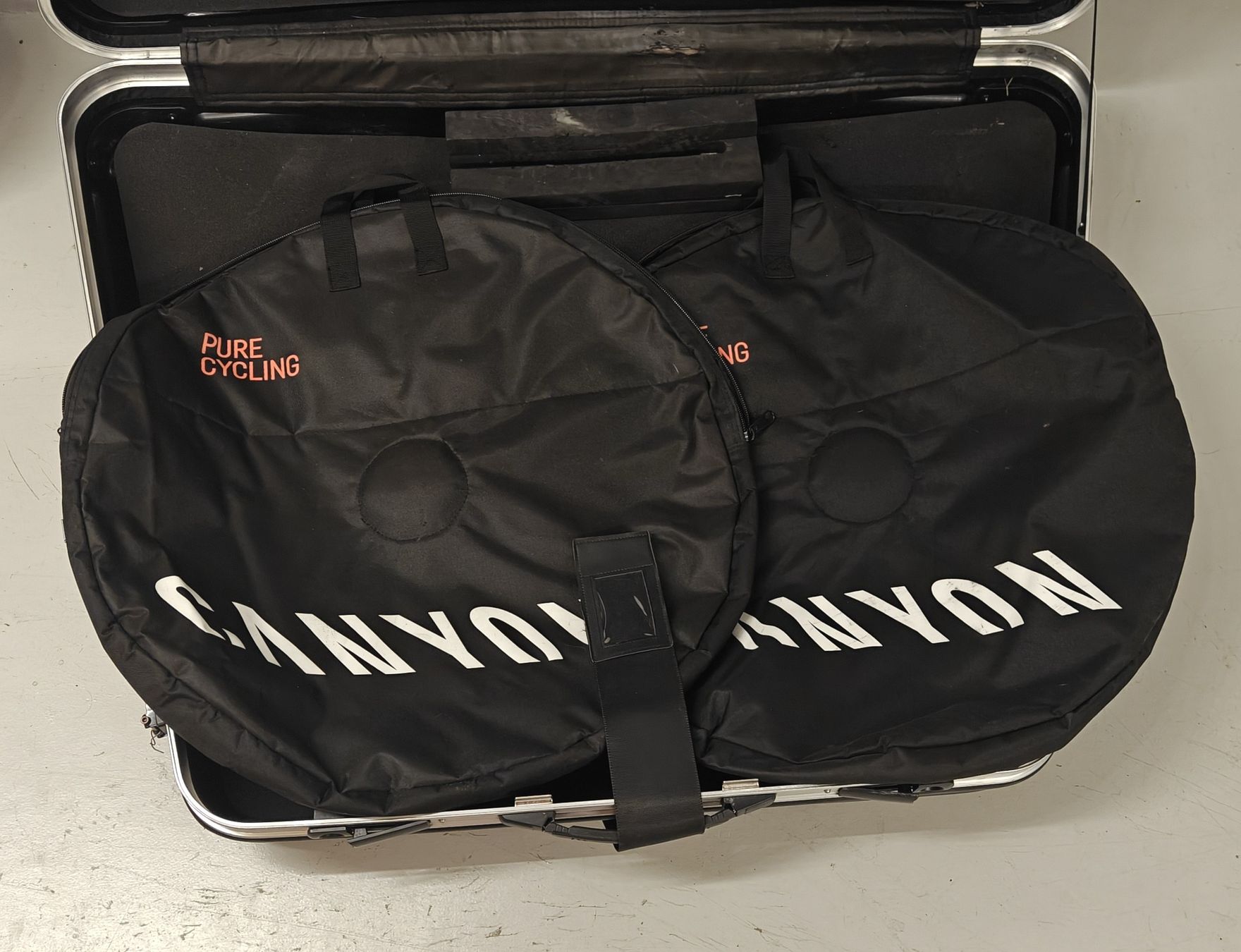 Valigie: Canyon Hardcase Radkoffer mit Laufradtaschen – Usato da Ermenswil venduto da kle_fvj7 7
