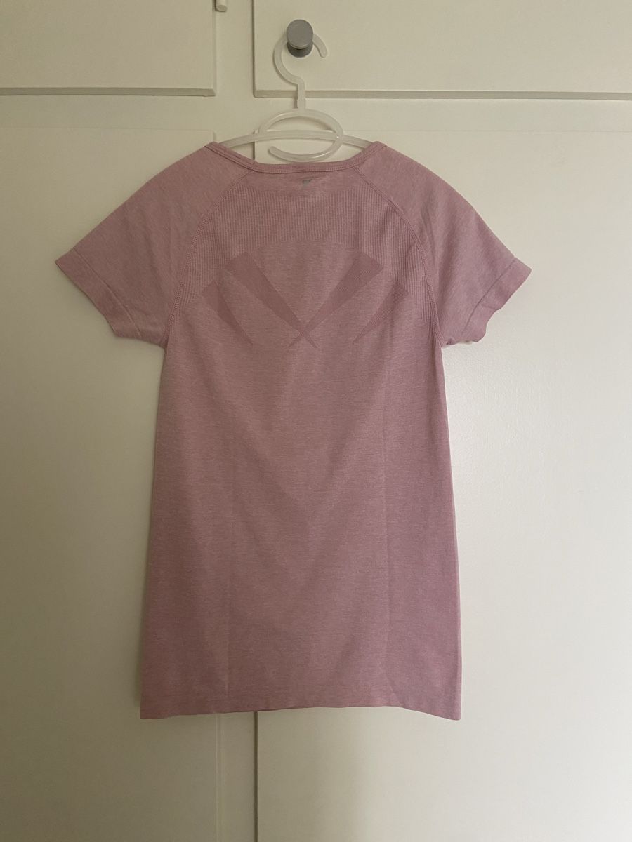 Top: Pinkes Sportshirt – Usato da Fribourg venduto da car_r2b9 1