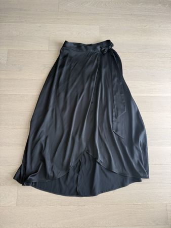 Schwarzer Wickelrock aus Satin - ideal für den Sommer!