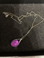Collier élégant avec pendentif violet - Chic!